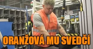 oranžová mu svedčí